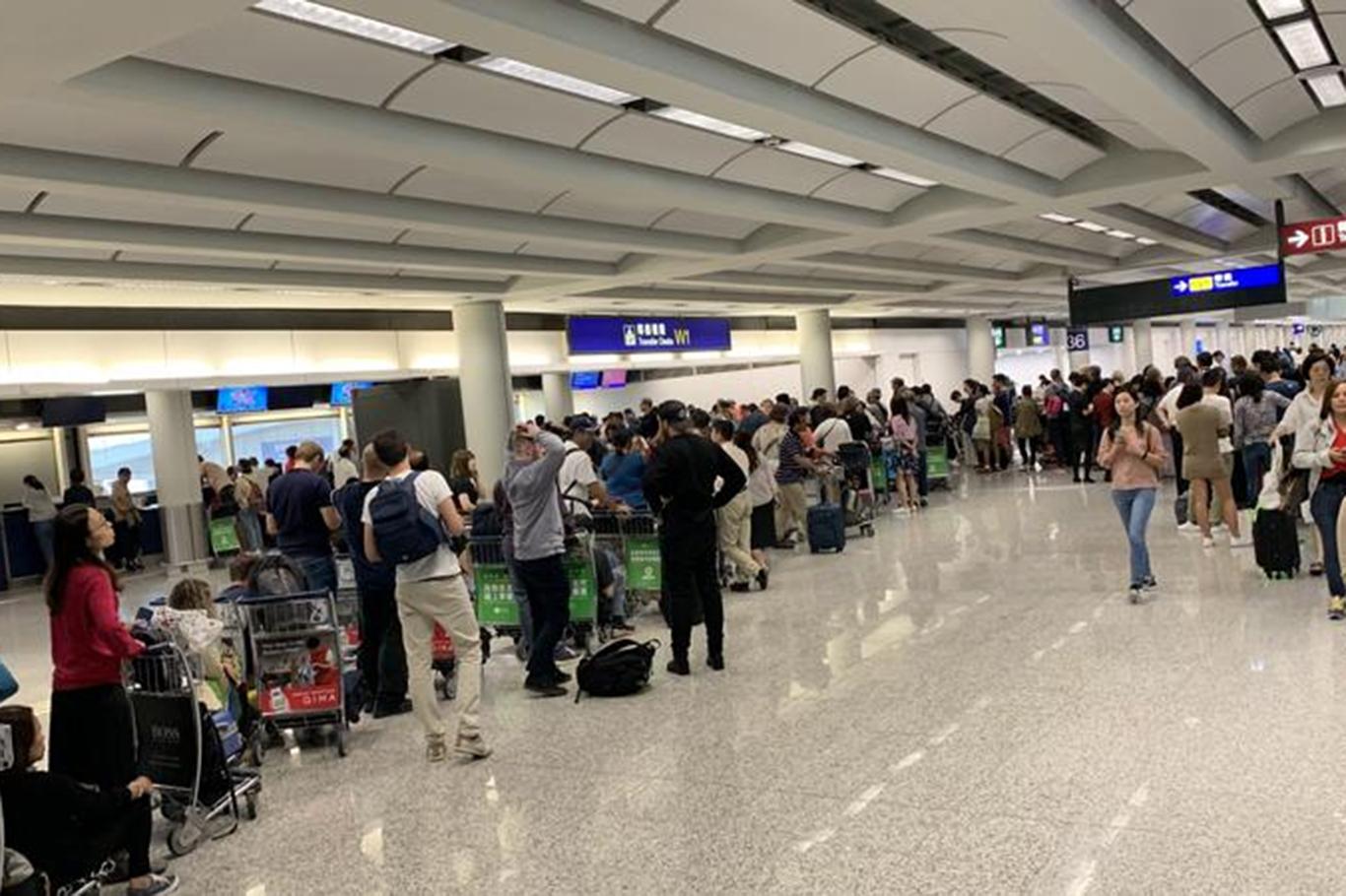 Hong Kong havalimanı yeniden uçuşlara açıldı